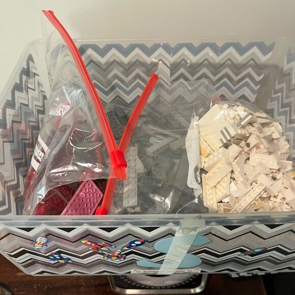 Lego Almost 3.5 lbs Bricks Gray White Red & Pink Pieces Sorted in Bags - Picture 2 of 3